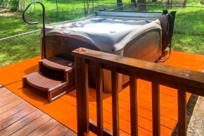 Mid-Century Modern Ruidoso Cabin with Hot Tub!